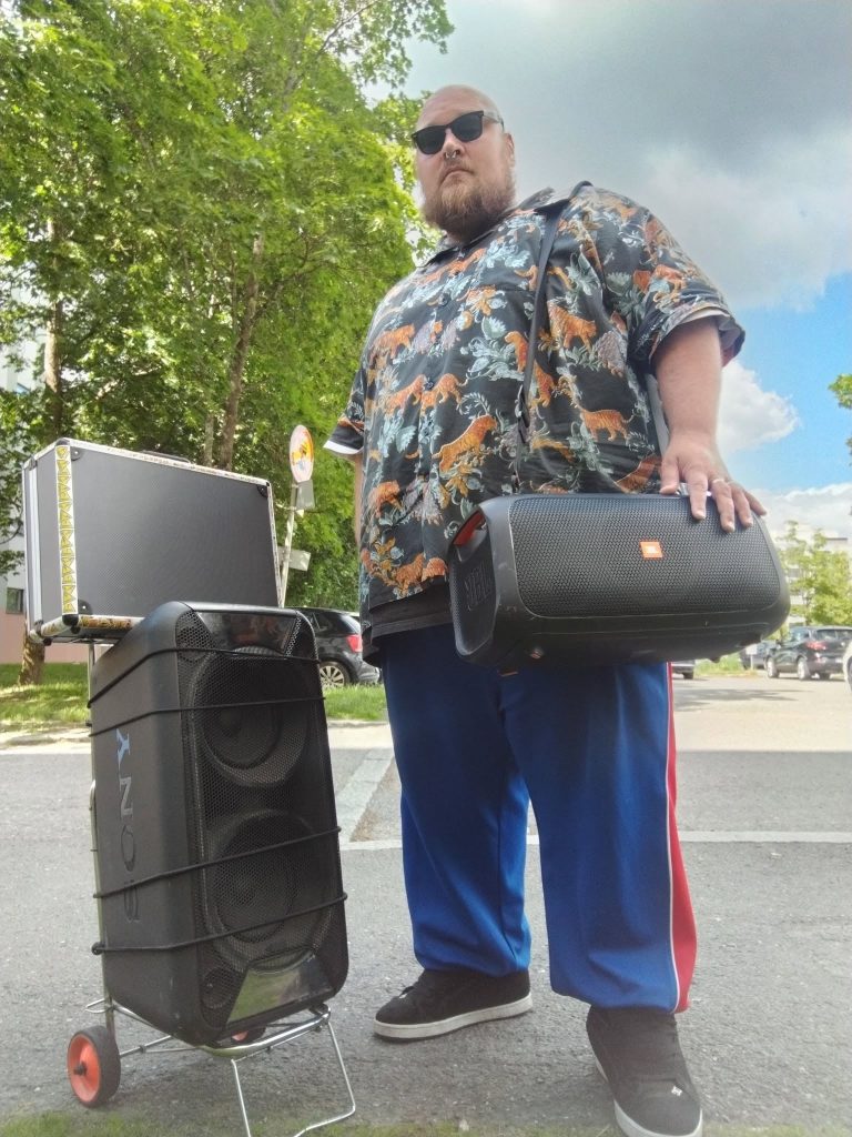 Läski Salonen seisoo kadulla kahden kannettavan kaiuttimen kanssa